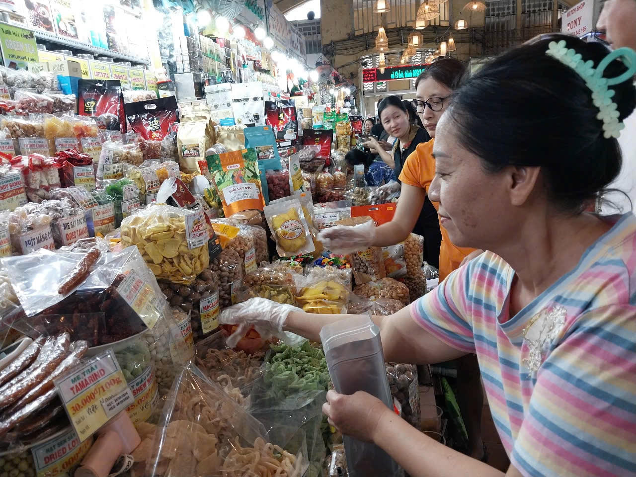 Theo một số tiểu thương chợ Bến Thành, giá cả các loại bánh mứt cũng tương đương với cùng kỳ và không tăng cao.