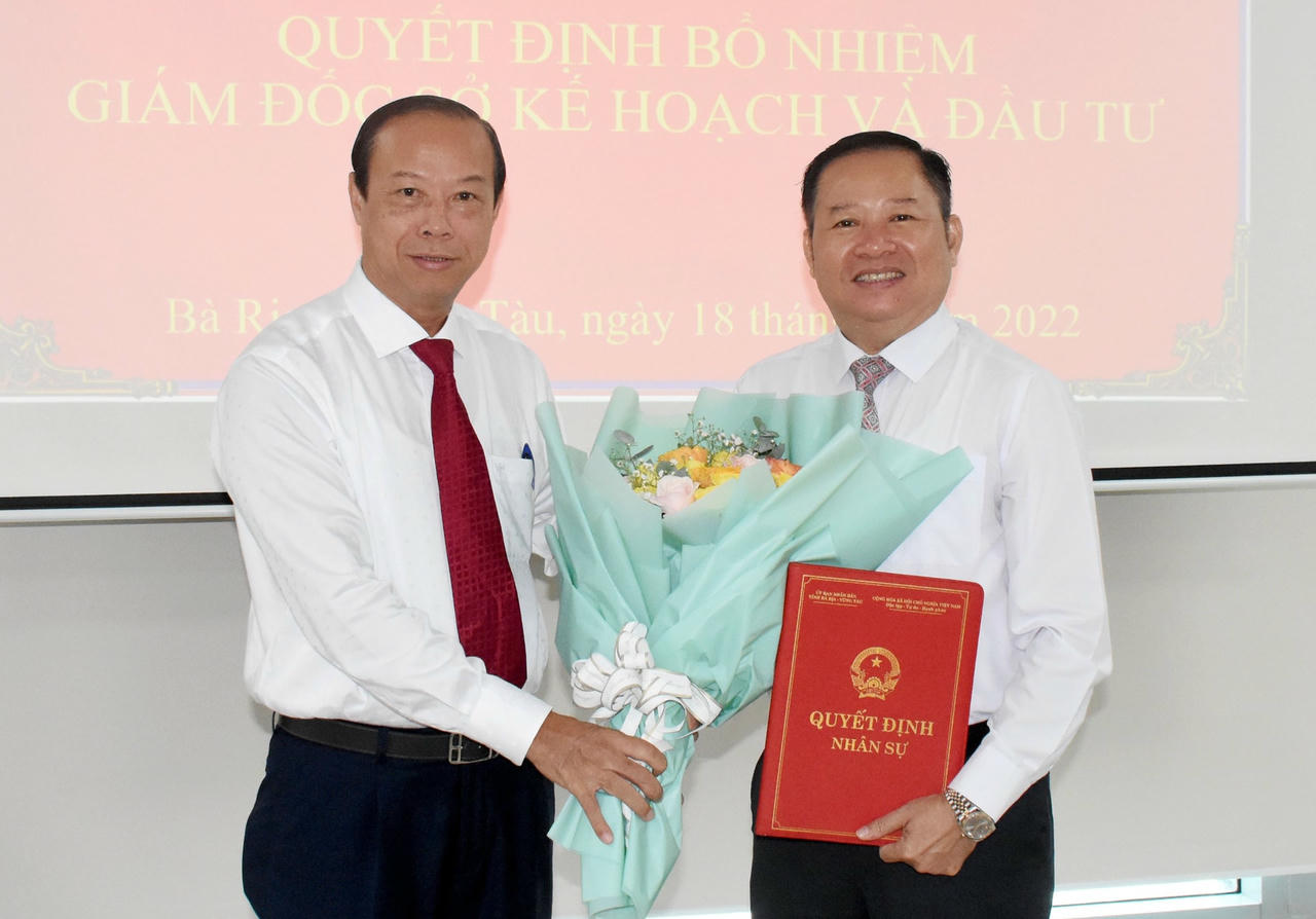 -Ông Nguyễn Văn Thọ - Chủ tịch UBND tỉnh Bà Rịa - Vũng Tàu  trao Quyết định bổ nhiệm giữ chức Giám đốc Sở KH-ĐT cho ông Lê Ngọc Linh.