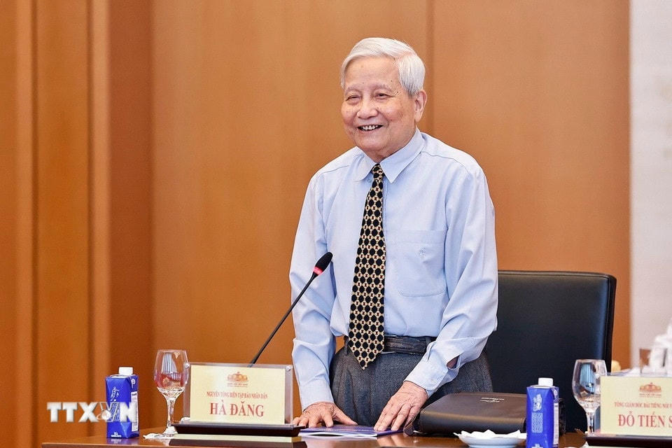 Nhà báo Hà Đăng, nguyên Tổng Biên tập Báo Nhân Dân phát biểu. (Ảnh: Doãn Tấn/TTXVN) ttxvn-chu-tich-quoc-hoi-tran-thanh-man-gap-mat-cac-co-quan-bao-chi-11.jpg
