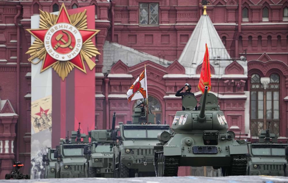 Xe quân sự của Nga lăn bánh trong lễ duyệt binh kỷ niệm Ngày Chiến thắng ở Moscow, Nga. Ảnh: AP.