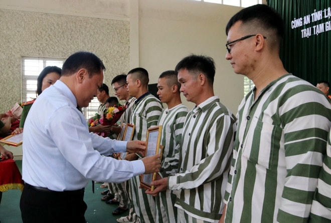 Lãnh đạo tỉnh Lạng Sơn trao quyết định cho các phạm nhân tại Trại tạm giam Công an tỉnh Lạng Sơn được đặc xá năm 2024, hồi tháng 10 năm ngoái. (Ảnh: Văn Đạt/TTXVN) dac-xa-2.jpg