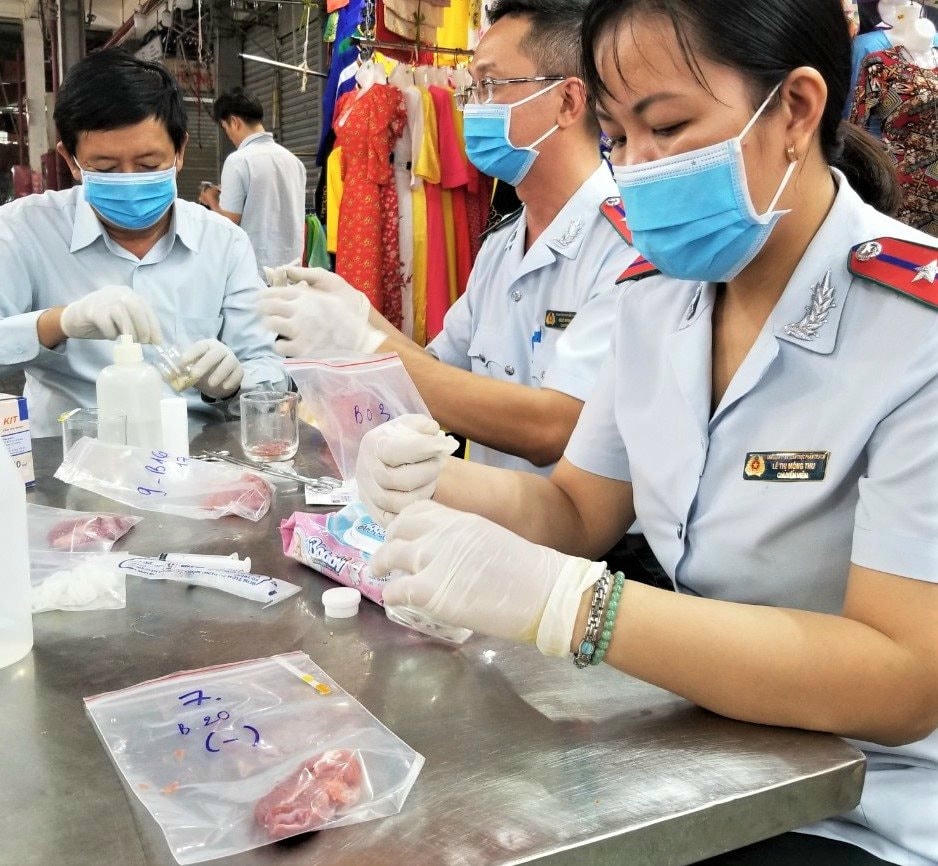 ban-quan-ly-attp-tp-hcm-kiem-tra-chat-luong-thuc-pham-tai-cho-pham-van-hai-tp-hcm-c8f5d8b9f2febeee6e604c3f3c0c38f4.jpg