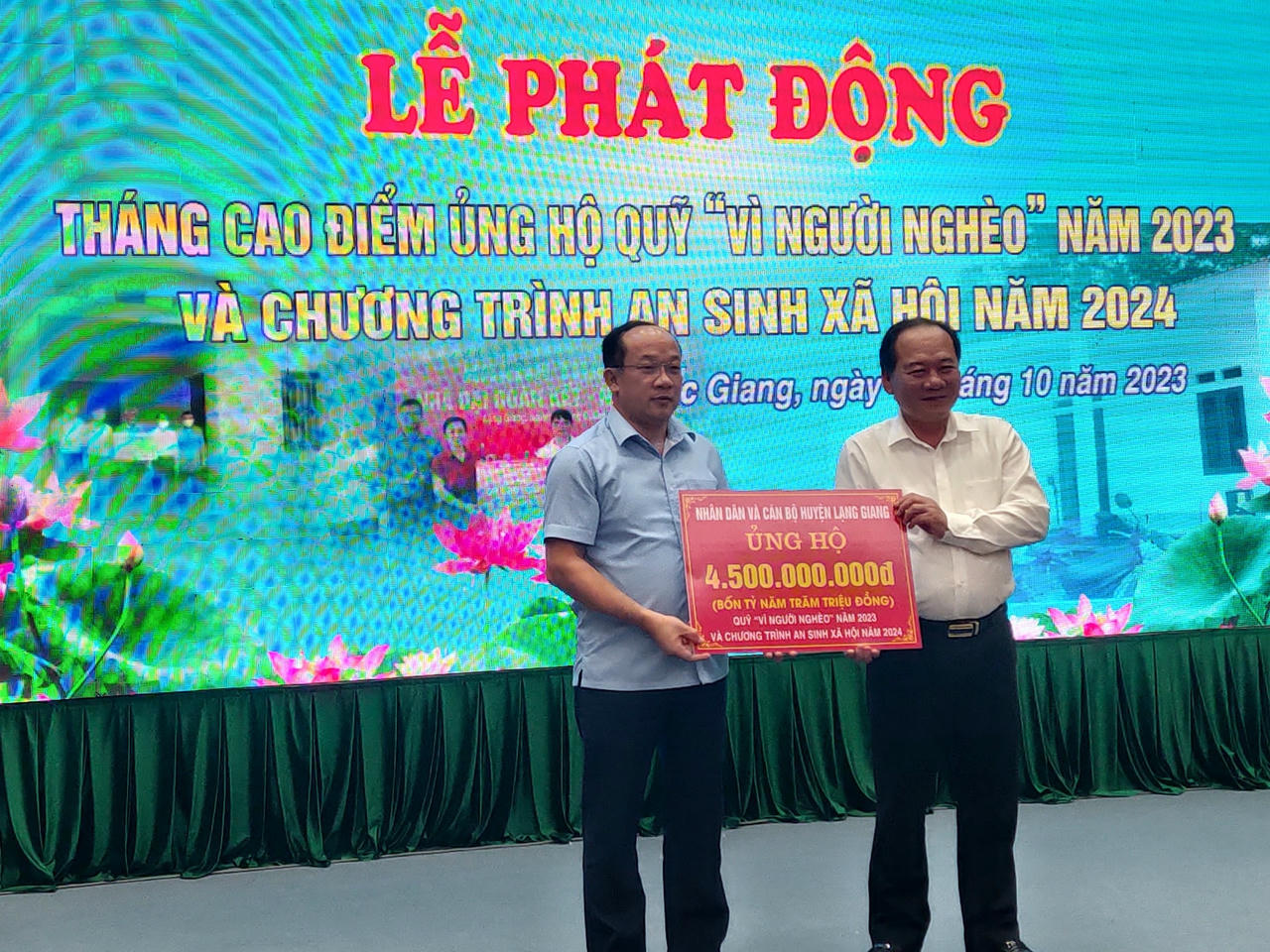 Lãnh đạo Ủy ban MTTQ tỉnh tiếp nhận đăng ký ủng hộ của các đơn vị, doanh nghiệp.