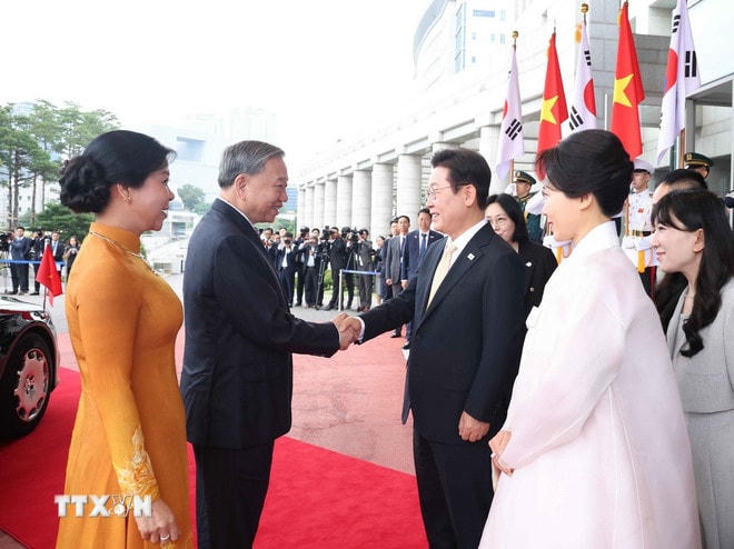 Tổng thống Hàn Quốc Lee Jae Myung và Phu nhân đón Tổng Bí thư Tô Lâm và Phu nhân. (Ảnh: Thống Nhất/TTXVN) ttxvn-le-don-tong-bi-thu-tham-han-quoc-3.jpg