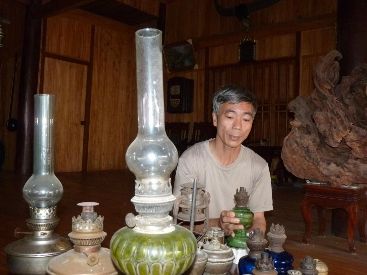 2-moi-mon-do-deu-duoc-ong-nguyen-dang-luan-nang-niu-nhu-bau-vat.jpg
