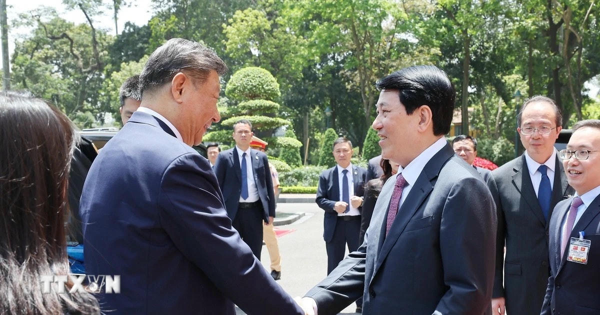 Chủ tịch nước Lương Cường đón Tổng Bí thư, Chủ tịch nước Trung Quốc Tập Cận Bình. (Ảnh: Lâm Khánh/TTXVN)