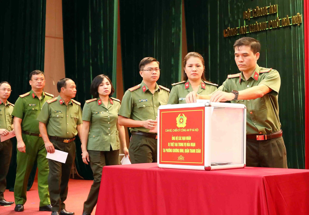 thể cán bộ chiến sỹ trong Công an Thành phố quyên góp ủng hộ gia đình các nạn nhân trong vụ cháy chung cư mini.
