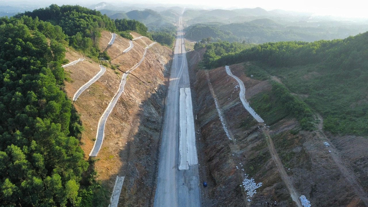 Nhiều đoạn phải xẻ đồi tạo ra những ta luy dương cao cũng đã hoàn thành. Ảnh: Ngô Hùng