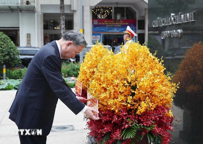 Tổng Bí thư Tô Lâm dâng hoa tưởng niệm Bác Hồ. (Ảnh: Thống Nhất/TTXVN) ttxvn-tong-bi-thu-to-lam-3-resize.jpg