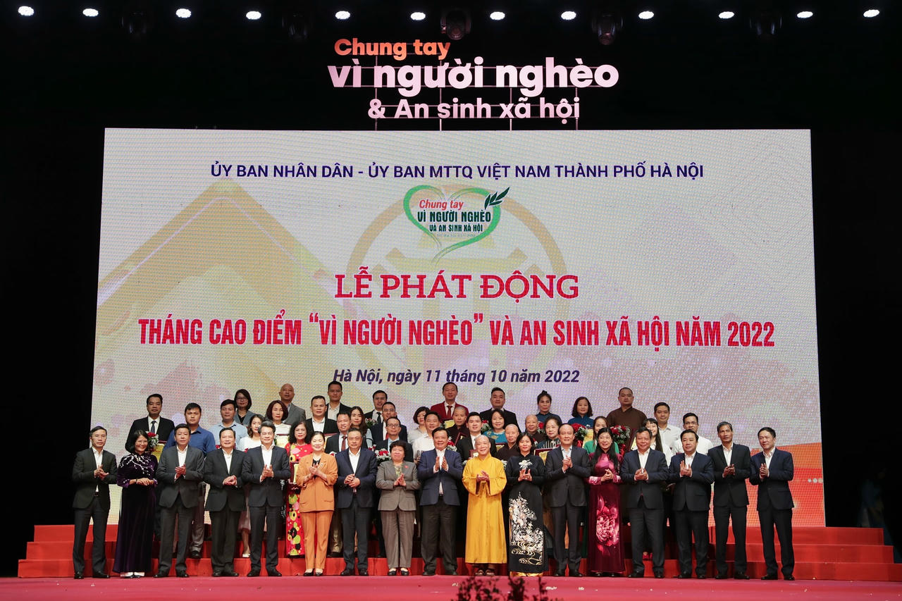 Ban tổ chức trao biểu trưng cho các nhà hảo tâm tiêu biểu.