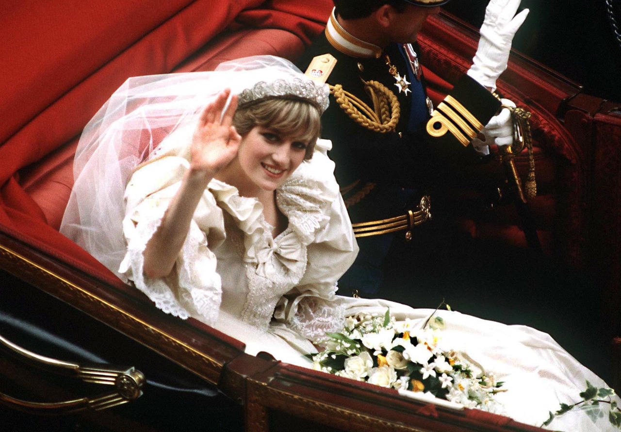 Vương miện ‘The Spencer Tiara’, một vật gia truyền của gia đình Spencer đã trở thành vật hoàng gia sau khi Công nương Diana đeo vào ngày cưới năm 1981. Ảnh: CNN.