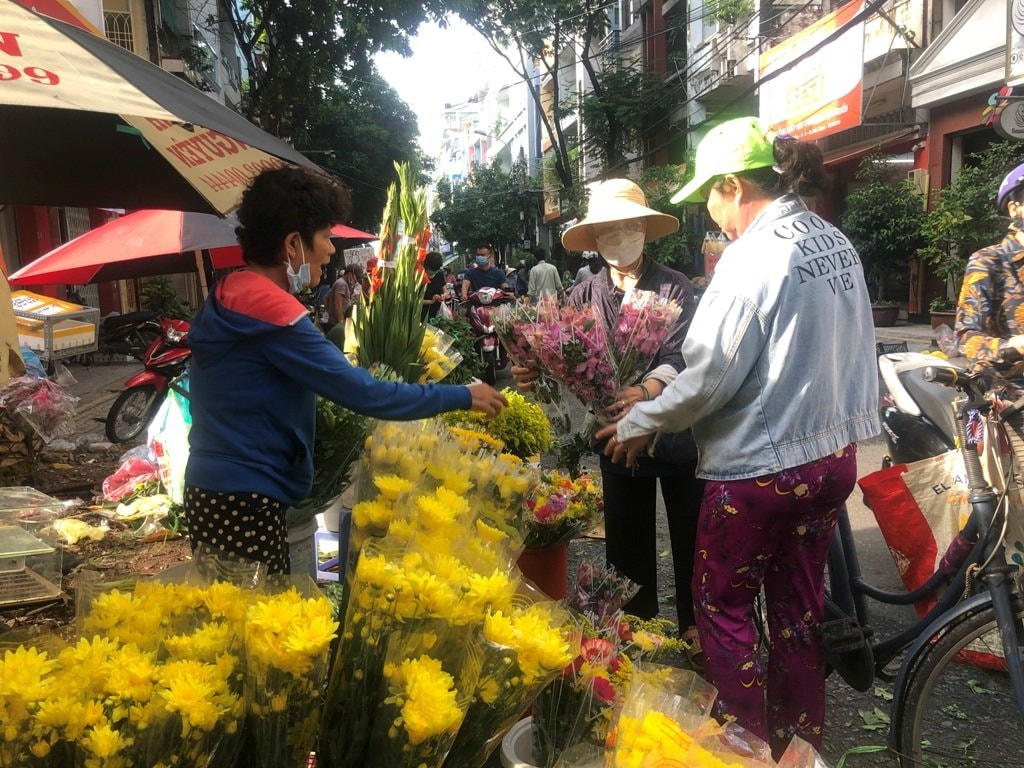 Hoa tươi là một trong những mặt hàng bán chạy trong ngày 