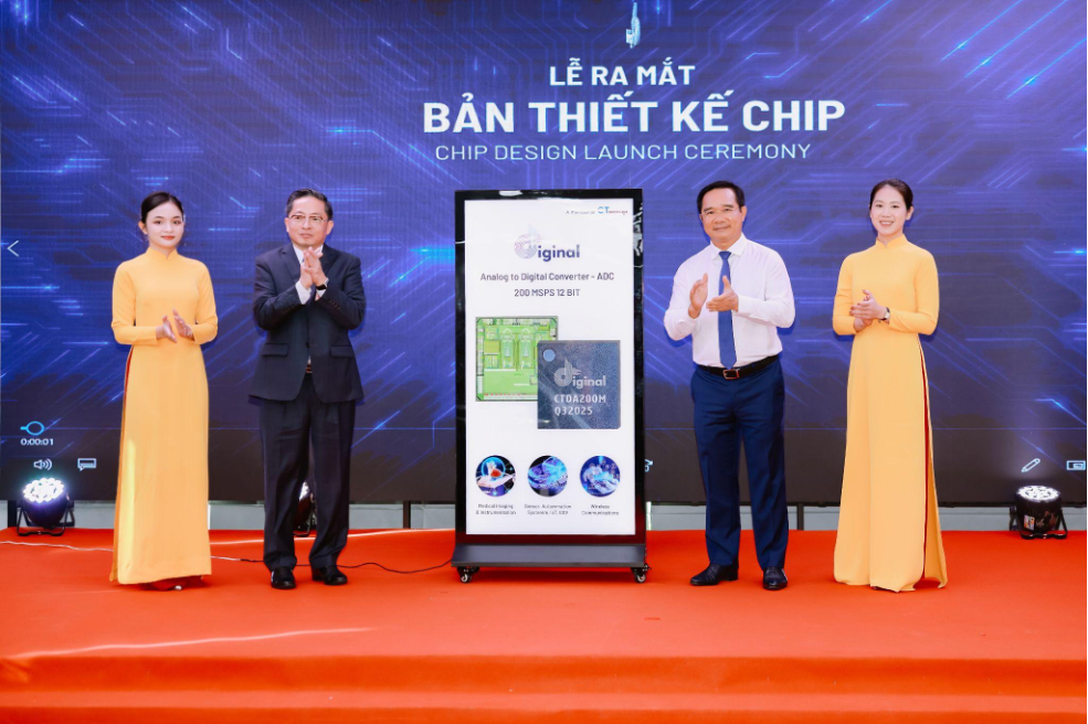 Đồng chí Nguyễn Văn Được - Ủy viên Trung ương Đảng, Phó Bí thư Thành ủy, Chủ tịch UBND TP Hồ Chí Minh (bên phải) và Ông Trần Kim Chung - Chủ tịch Tập Đoàn CT Group tại Lễ ra mắt bản thiết kế chip IoT của người Việt.