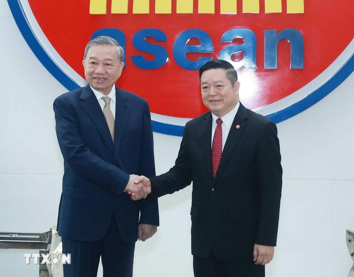Tổng Bí thư Tô Lâm với Tổng Thư ký ASEAN Kao Kim Hourn tại Trụ sở Ban Thư ký ASEAN. (Ảnh: Thống Nhất/TTXVN) ttxvn-tong-bi-thu-ban-thu-ky-asean-3.jpg