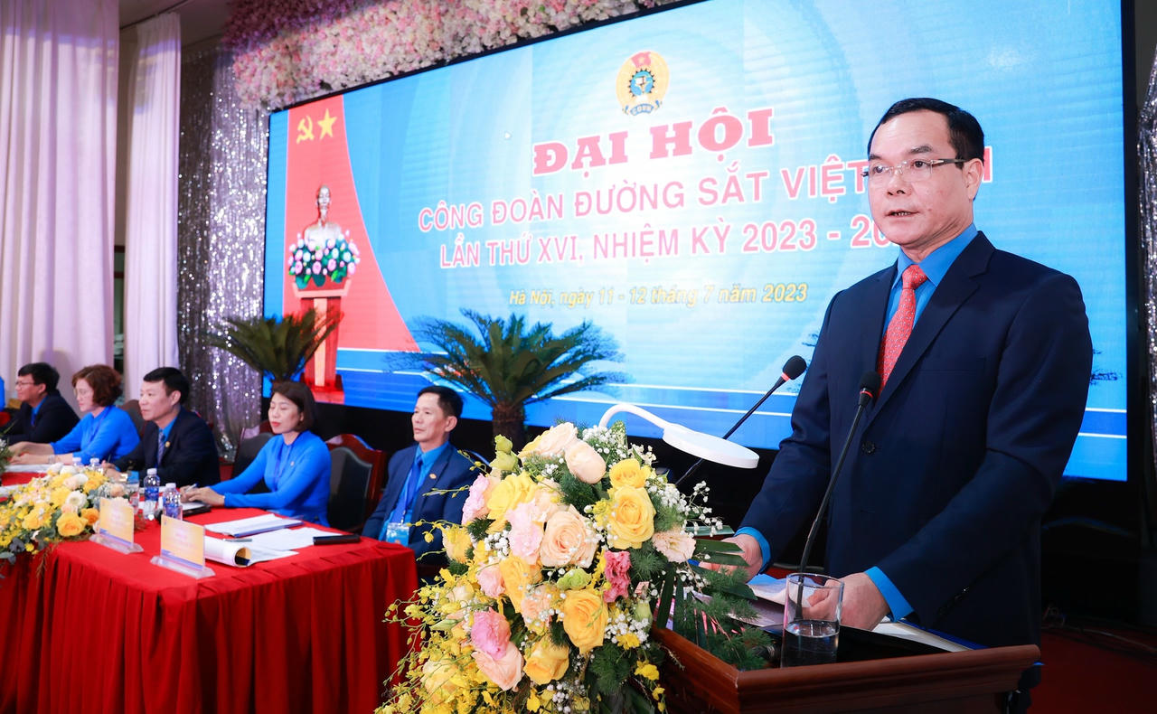 Ông NGuyễn Đình Khang, Chủ tịch Tổng LĐLĐ Việt Nam phát biểu tại Đại hội.