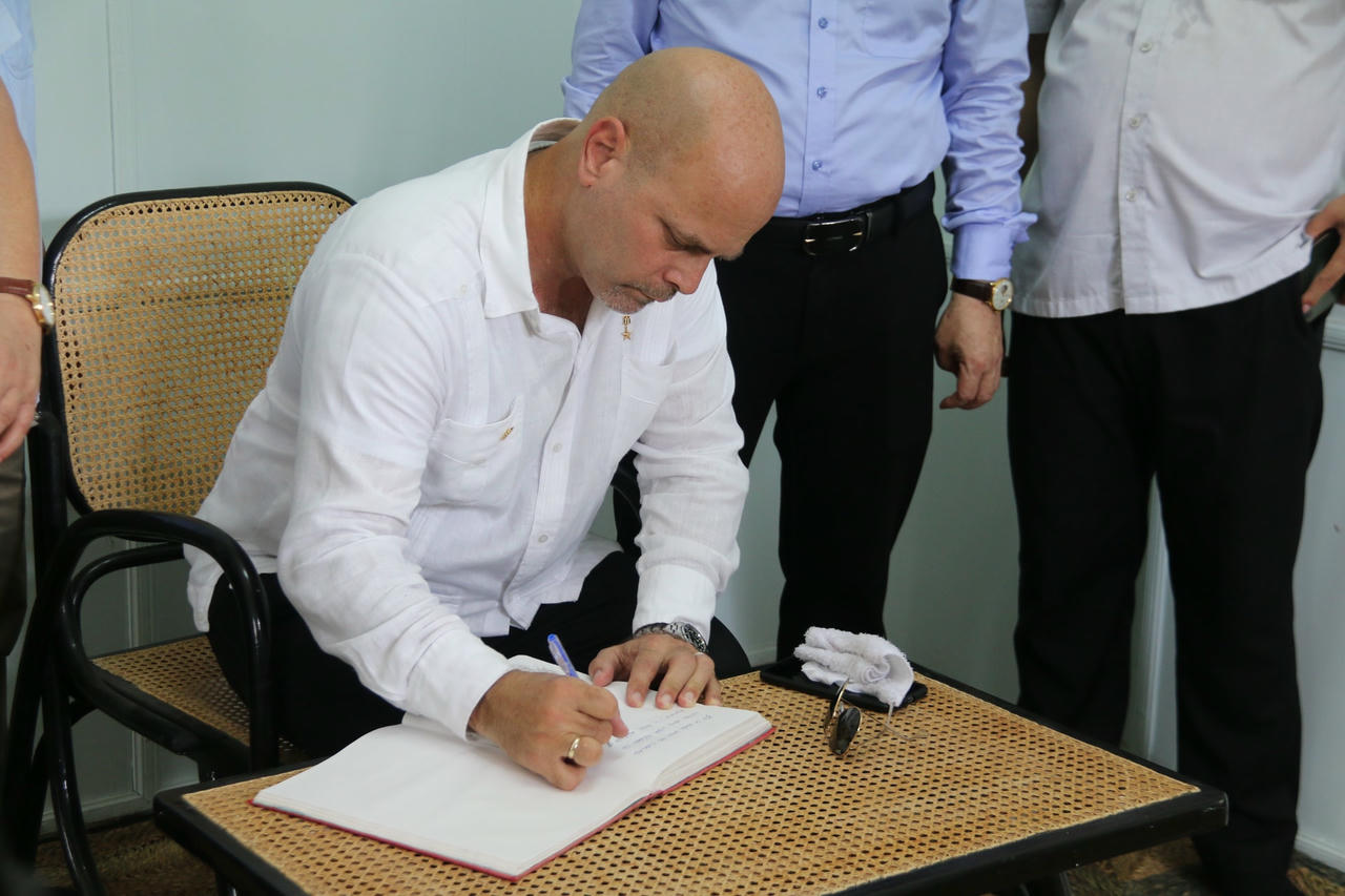 Viết trong lưu bút tại đây, ông Gerardo Hernandez Nordelo khẳng định, đến Khu di tích lịch sử và cũng là nơi Chủ tịch Fidel Castro của họ từng ghé thăm là một vinh dự với những người dân Cuba.