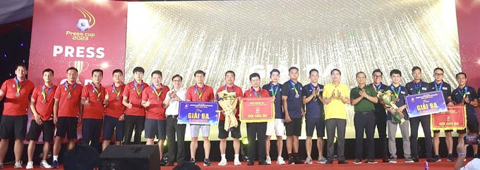 Hai đội bóng đạt giải Ba nhận thưởng của Ban tổ chức.