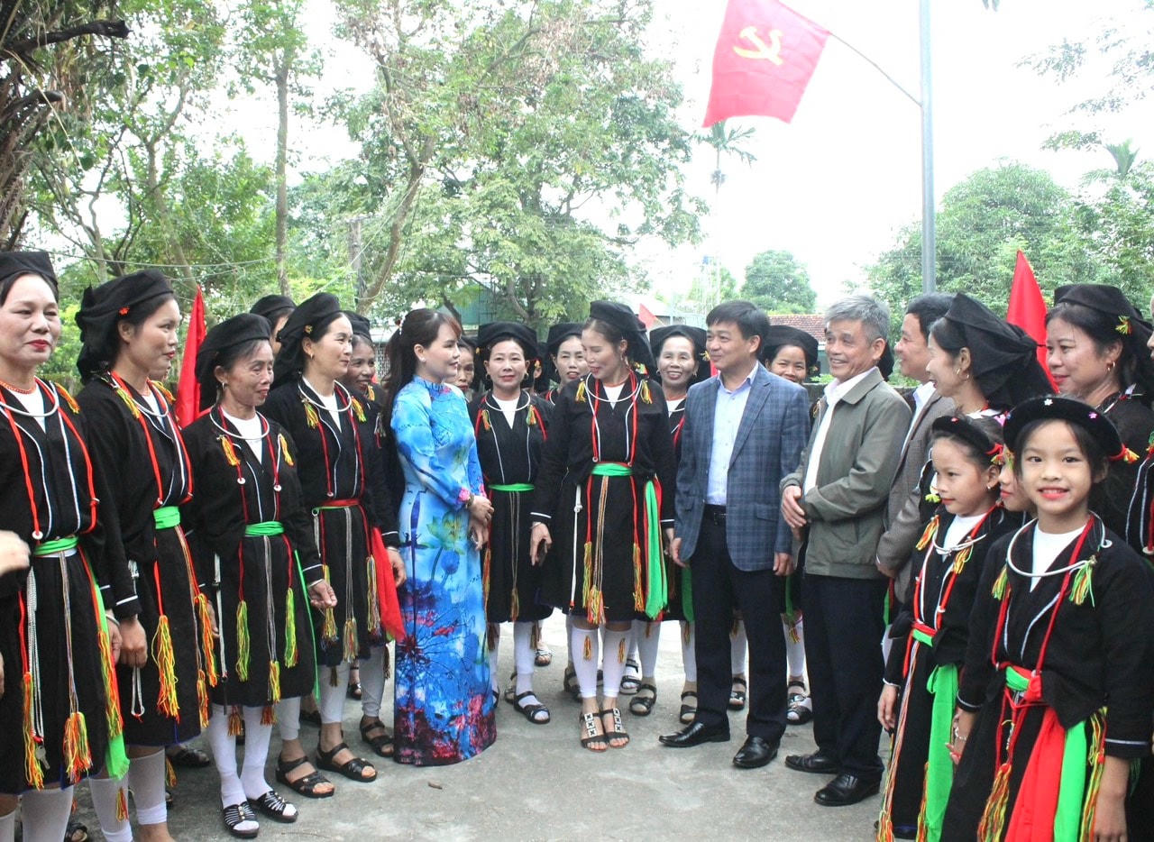 Đồng chí Nguyễn Hưng Vượng, Trưởng Ban Dân vận Tỉnh ủy, Chủ tịch Ủy ban MTTQ. cùng đồng chí  Nguyễn Thị Thanh Huyền, Tỉnh ủy viên, Bí thư Huyện ủy Sơn Dương tham dự, trò chuyện thân mật cùng nhân dân thôn Ninh Phú, xã Ninh Lai