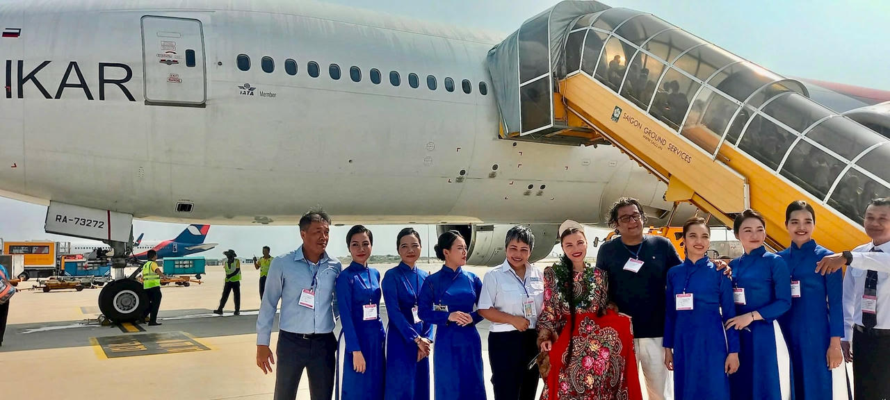 Du khách nước ngoài đến sân bay Cam Ranh trong dịp lễ 304. (ảnh Thùy Trang)