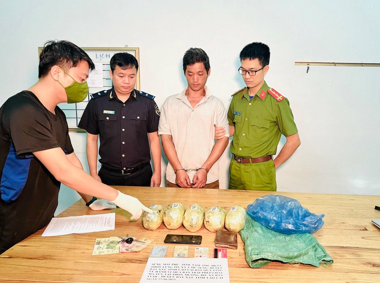 Đối tượng Phử cùng tang vật tại CQĐT. Ảnh: Thanh Tuấn ANTV