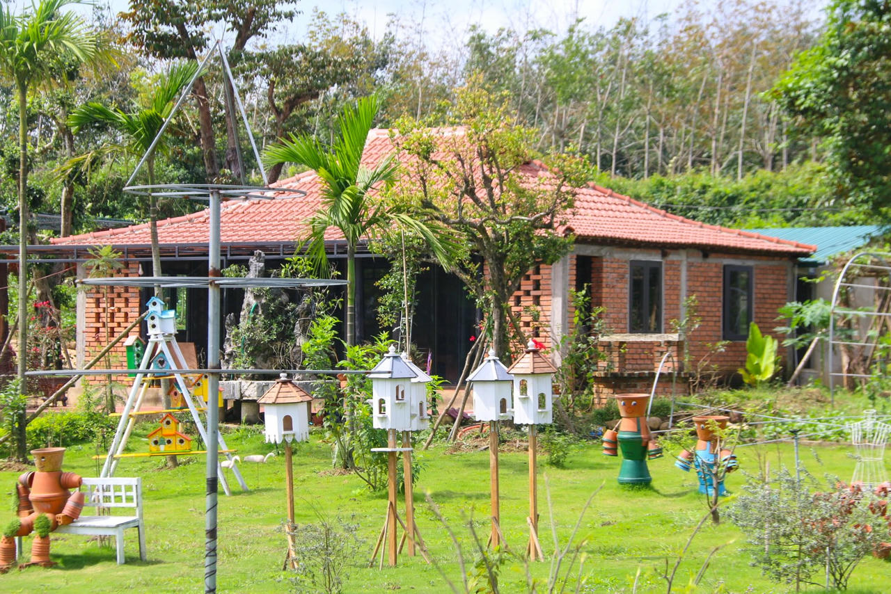 Ngày 16/2, qua kiểm tra thực địa tiến hành đo đạc lại, UBND xã Gio An ghi nhận ông Bùi Mạnh Dũng xây dựng trái phép các công trình gồm: nhà tre mái lá (diện tích 218,04m2), nhà gỗ mái ngói (diện tích 74,12m2), nhà vệ sinh mái ngói (100m2), nhà gỗ mái ngói (103m2), chòi bảo vệ (14m2), 4 chòi lá (64m2), nhà vệ sinh xây bờ-lô (14m2), nhà ở lắp ghép (90m2), nhà phong lan (19,36m2), nhà gỗ lớp ngói (90m2) và 4 tuyến đường bê tông (1.710m2).