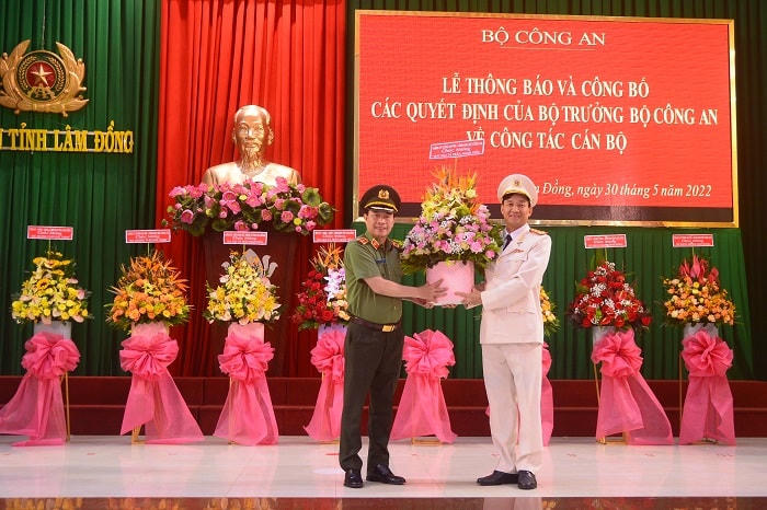 Thứ trưởng Lê Quốc Hùng tặng lẵng hoa chúc mừng Đại tá Trần Minh Tiến, Giám đốc Công an tỉnh Lâm Đồng được điều động, bổ nhiệm giữ chức vụ Giám đốc Công an tỉnh Nam Định.