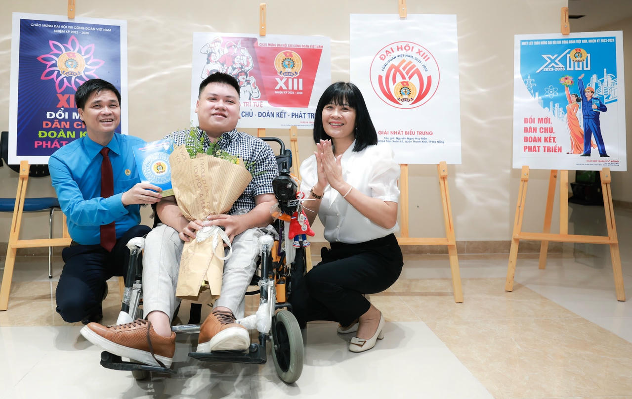 Phó Chủ tịch Tổng LĐLĐVN Ngọ Duy Hiểu (bên trái) trao quà cho tác giả tham gia cuộc thi - anh Nguyễn Đức Anh là người khuyết tật đang sinh hoạt tại Câu lạc bộ sinh viên khuyết tật Hà Nội.