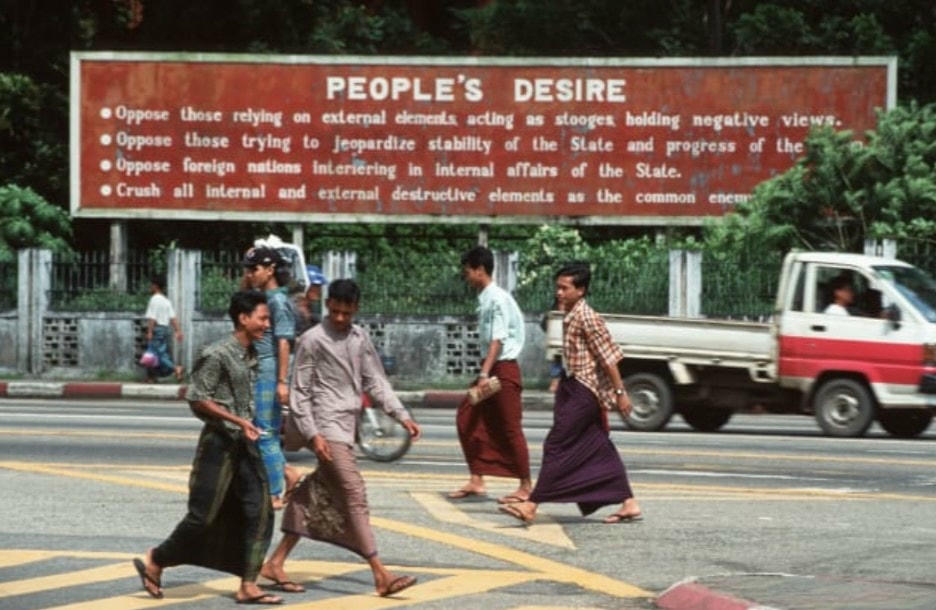 Hình ảnh những người đàn ông ở Myanmar mặc váy kiểu xà rông, được người dân địa phương gọi là