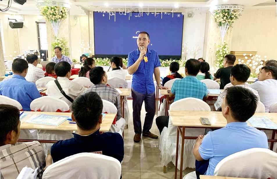Ông Sa Huy Hoàng - Chuyên viên Phòng Nghiệp vụ, Ban Dân tộc tỉnh Yên Bái phổ biến tại Hội nghị. Ảnh: baodantoc.vn