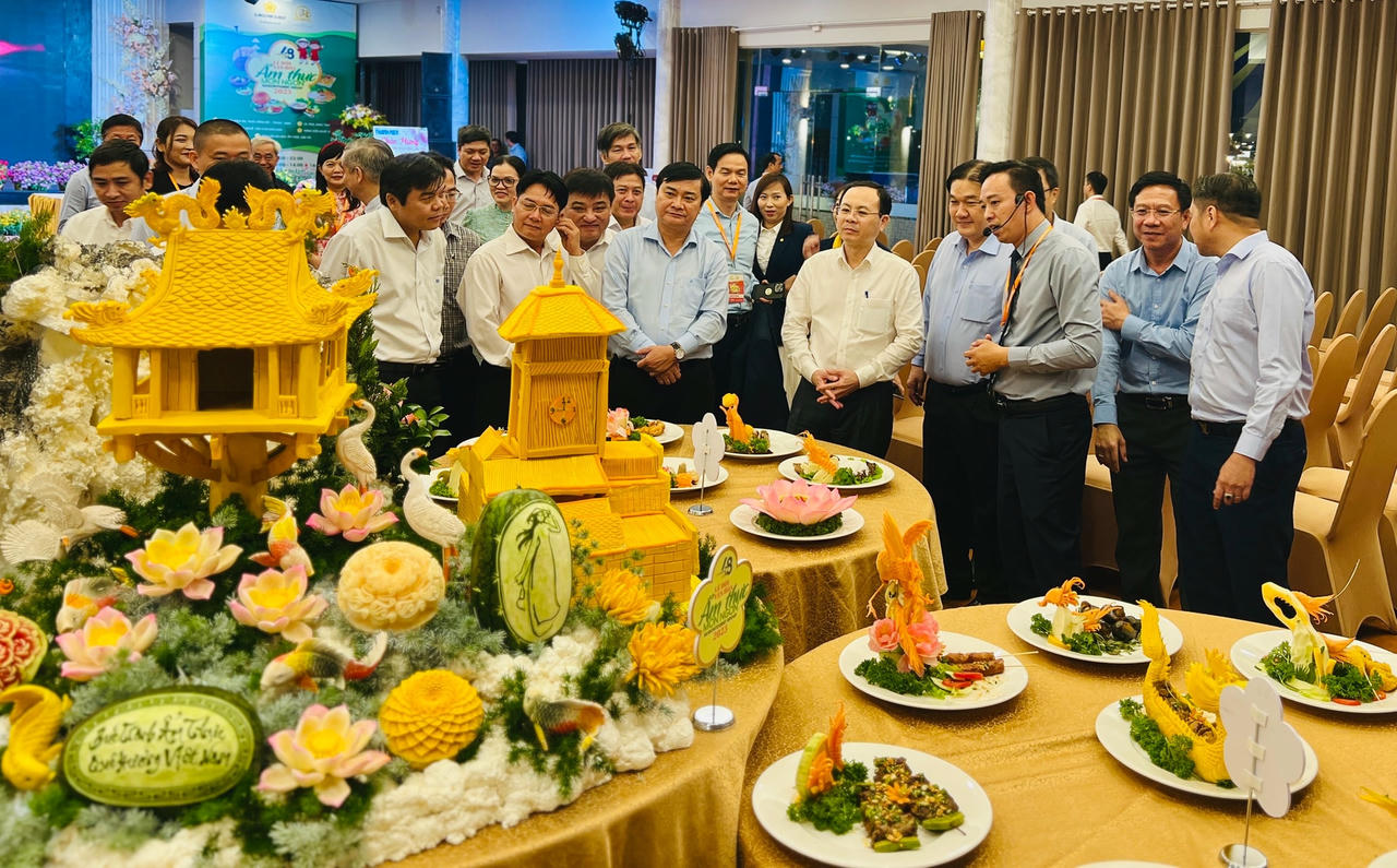 Khách mời tham quan các gian hàng tại lễ hội.