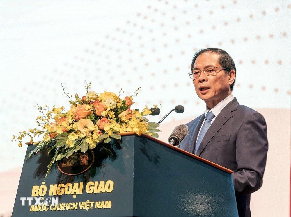 Bộ trưởng Ngoại giao Bùi Thanh Sơn đọc diễn văn kỷ niệm. (Ảnh: Đức Minh/TTXVN) ttxvn_bo truong bui thanh son.jpg