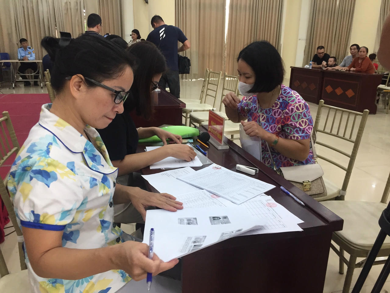 Các nạn nhân được hướng dẫn thủ tục nhận kinh phí hỗ trợ.