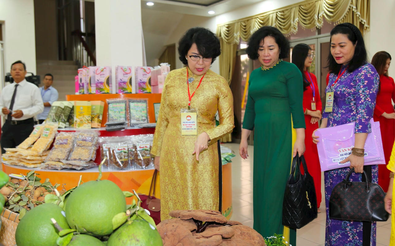 Phó Chủ tịch Tô Thị Bích Châu tham quan khu vực trưng bày sản phẩm OCOP của địa phương.