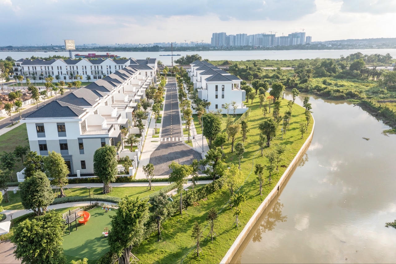 Cầu tăng nhưng nguồn cung nhà liền thổ sở hữu không gian sống chất lượng ngày càng khan hiếm.