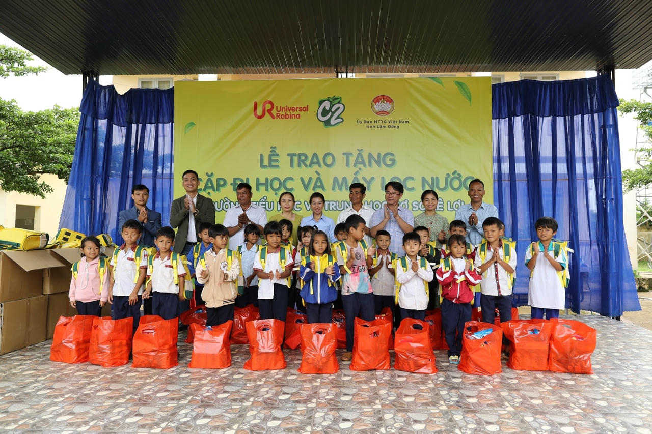 Đại diện Công ty TNHH URC Việt Nam trao quà tặng cho học sinh trường Tiểu học và THCS Lê Lợi, Lộc Tân, Bảo Lộc, Lâm Đồng.