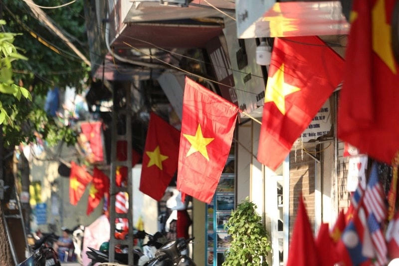 Đường phố Hà Nội rực rỡ cờ hoa chào mừng Lễ 30/4 và 1/5