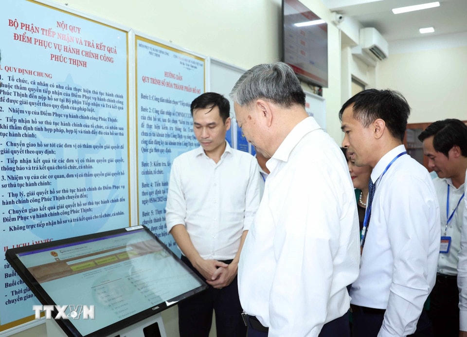 Tổng Bí thư Tô Lâm kiểm tra hoạt động tại Trung tâm hành chính công xã Phúc Thịnh. (Ảnh: Thống Nhất/TTXVN)