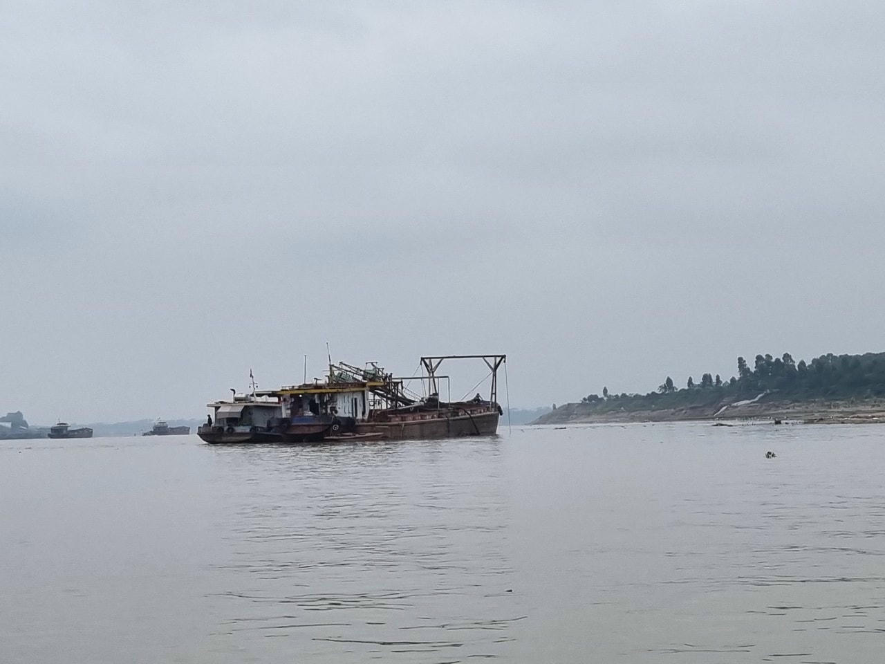 Hai phương tiện có dấu hiệu khai thác cát trái phép. Ảnh: Ngô Hùng