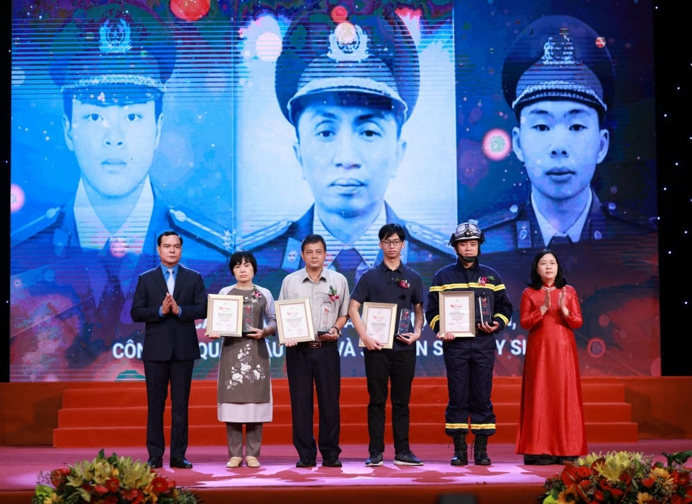 Trưởng Ban Dân vận Trung ương Bùi Thị Minh Hoài và Chủ tịch Tổng LĐLĐ Việt Nam Nguyễn Đình Khang tặng Biểu trưng Vinh quang Việt Nam tới đại diện Đội cảnh sát phòng cháy, chữa cháy và cứu hộ, cứu nạn Công an quận Cầu Giấy và đại diện gia đình 3 liệt sĩ.