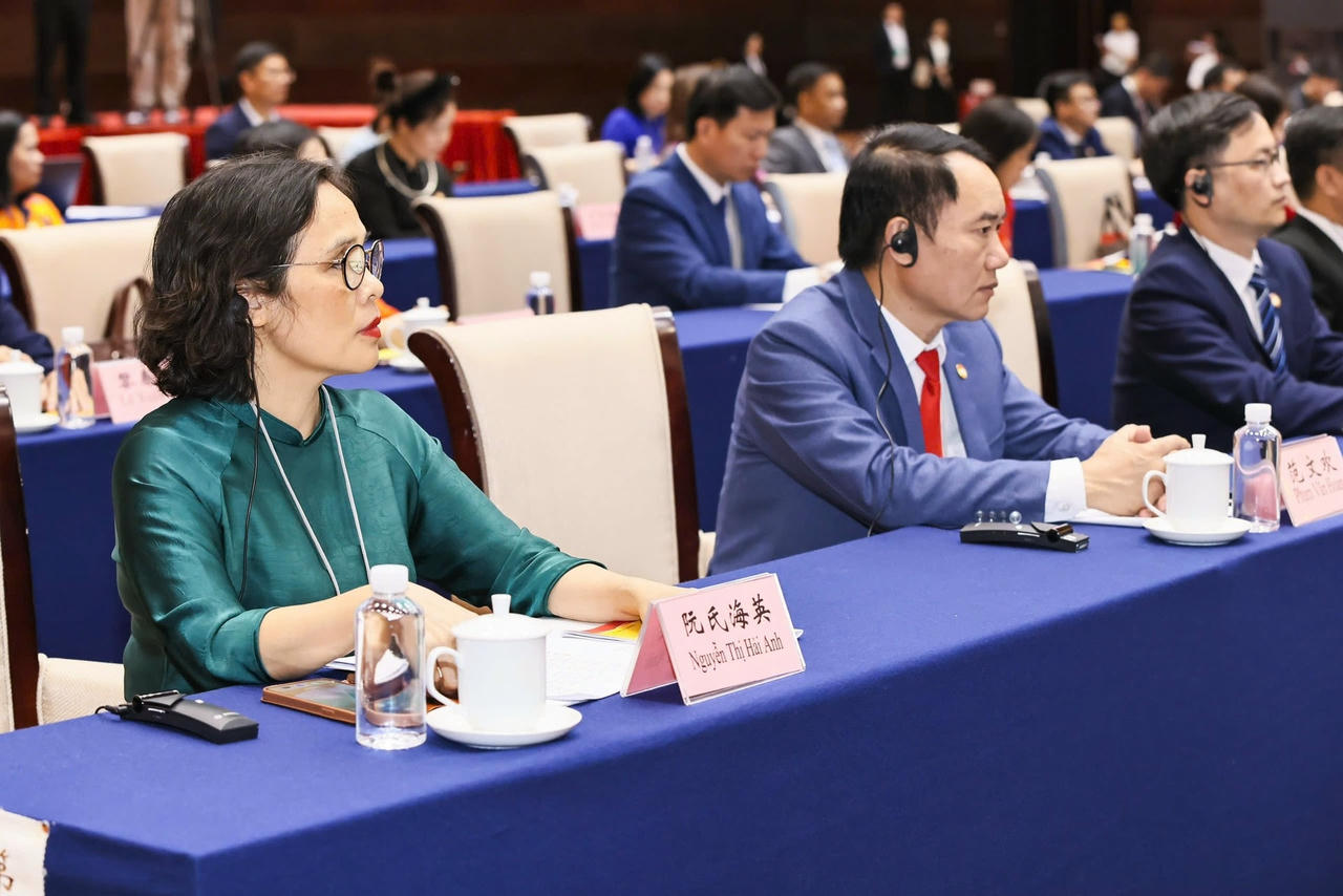 Các đại biểu dự chương trình giao lưu hữu nghị. Ảnh: Quang Vinh