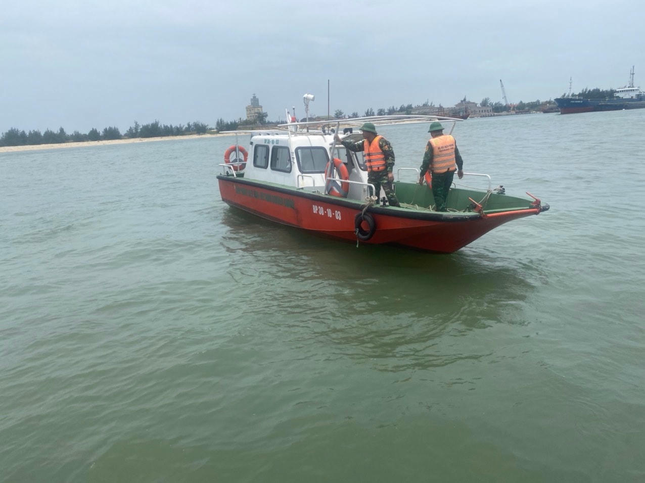 Lực lượng chức năng tổ chức tìm kiếm người gặp nạn.