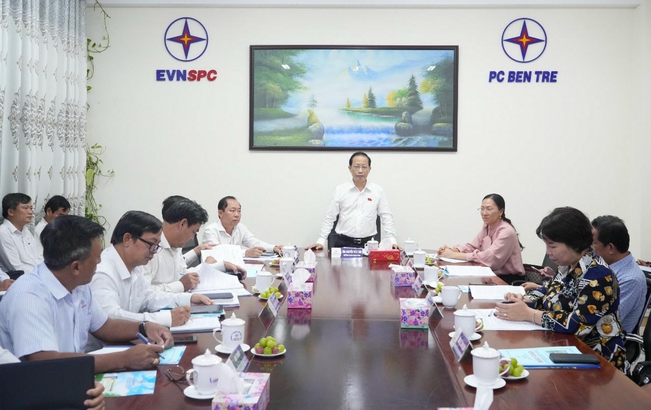 Ông Nguyễn Trúc Sơn -Trưởng đoàn ĐBQH tỉnh Bến Tre làm việc tại Công ty Điện lực Bến Tre.