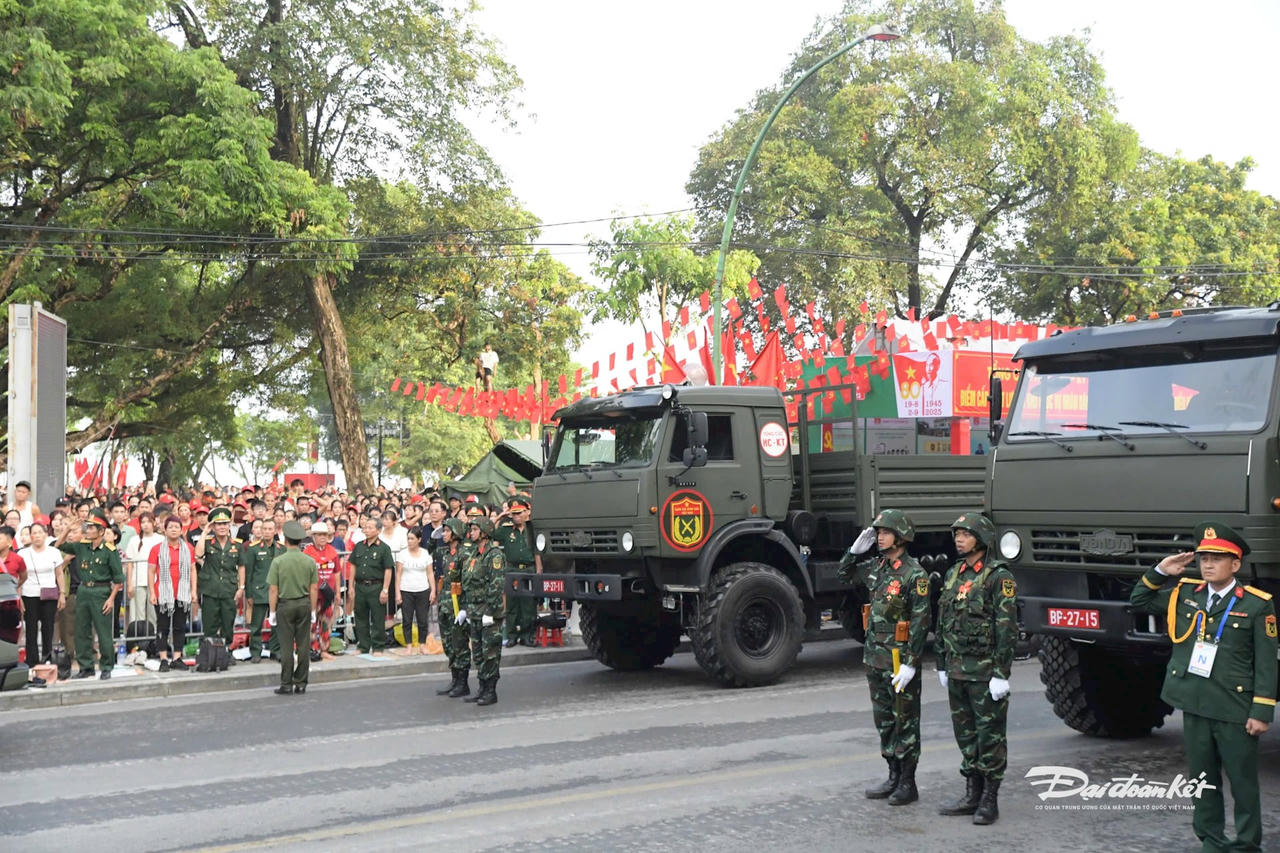 gen-h-chào cờ 3
