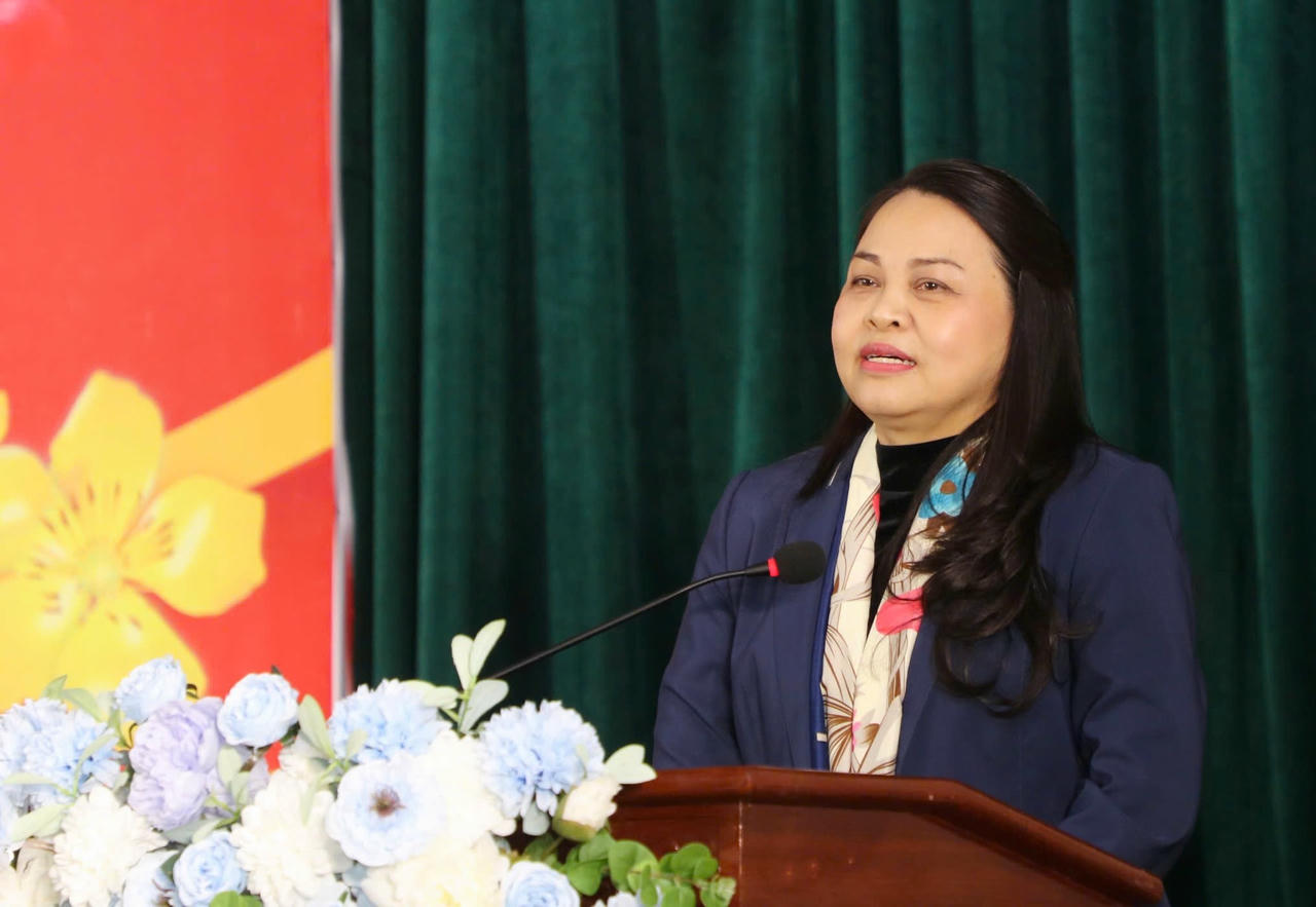 Phó Chủ tịch - Tổng Thư ký Nguyễn Thị Thu Hà trò chuyện cùng người dân xã Ninh Tiến và Ninh Nhất