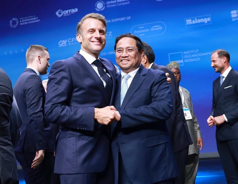 Thủ tướng Phạm Minh Chính và Tổng thống Cộng hòa Pháp Emmanuel Macron tại Diễn đàn Tài chính và Kinh tế Xanh. (Ảnh: Dương Giang/TTXVN)