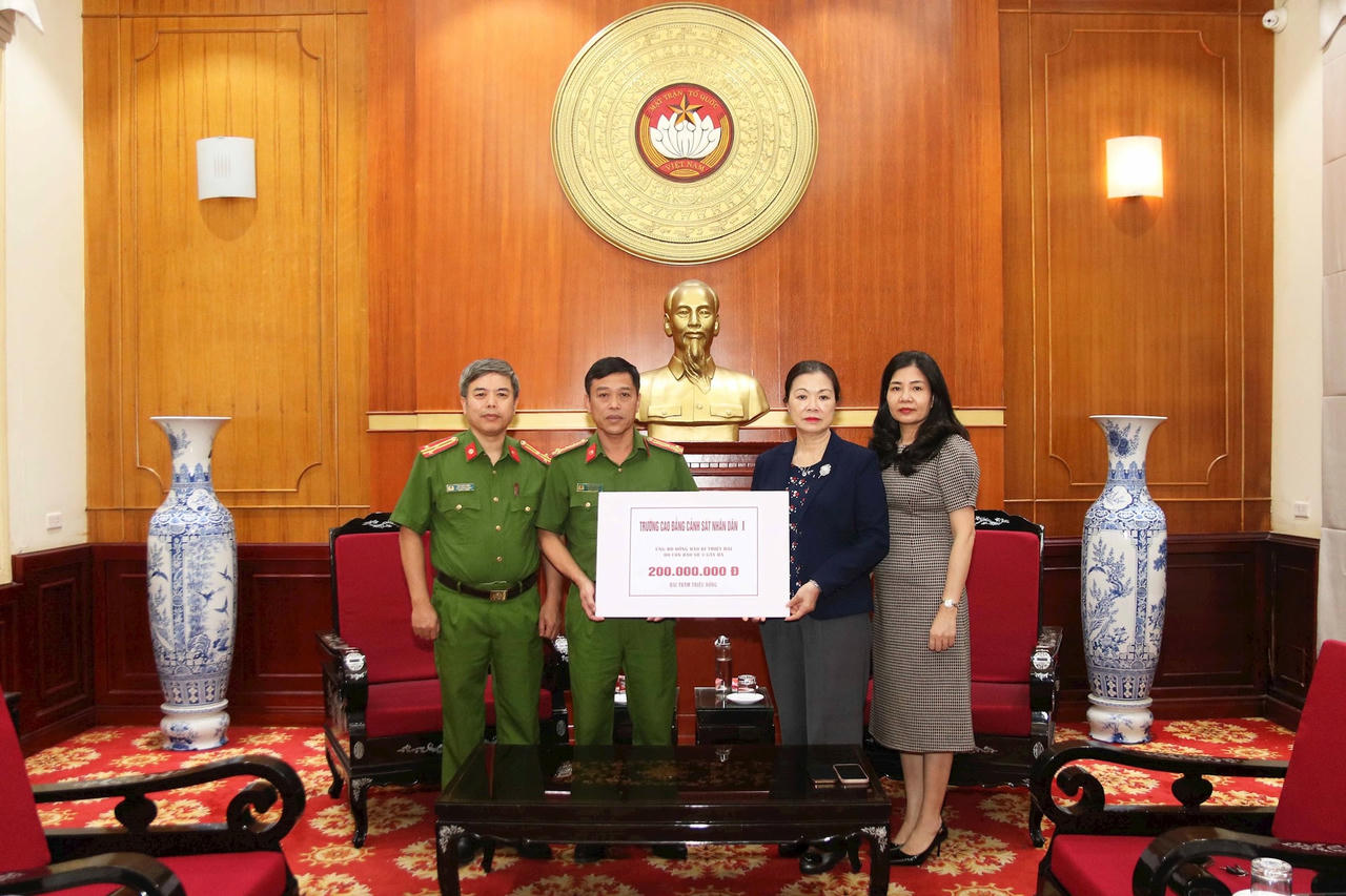 Phó Chủ tịch UBTƯ MTTQ Việt Nam Trương Thị Ngọc Ánh tiếp nhận ủng hộ từ Trường Cao đẳng Cảnh sát nhân dân I.