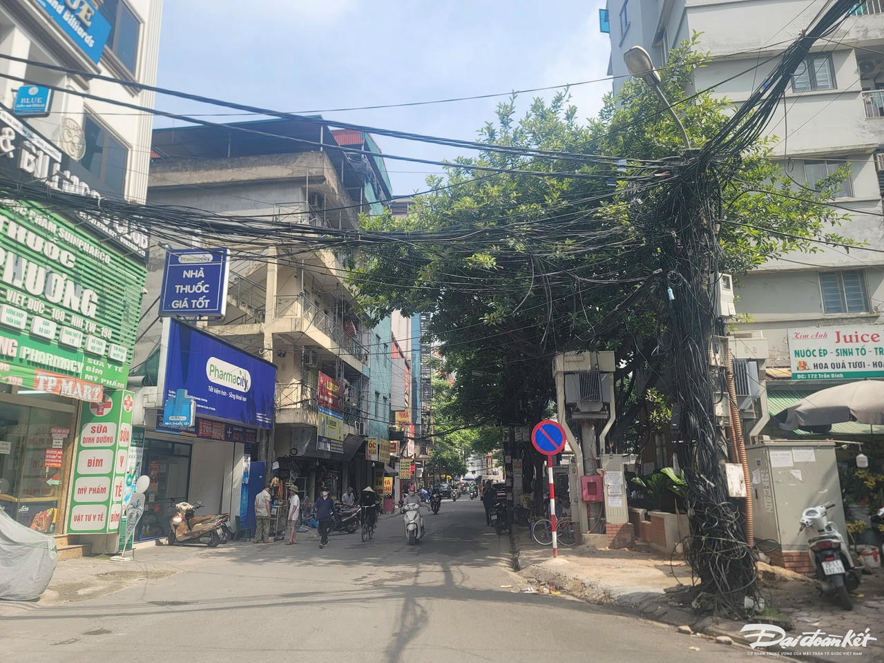 Một cột điện tại đường Mỹ Đình (phường Mỹ Đình 2, quận Nam Từ Liêm, Hà Nội) bị phủ kín từ mặt đất lên bởi dây cáp, dây điện. Theo một người dân, đây là khu vực thường xuyên bị ngập khi mưa lớn. 