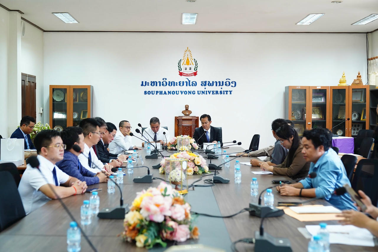 Làm việc với Trường ĐH Souphanouvong