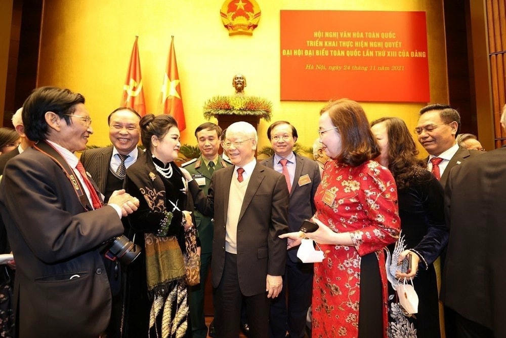 Tổng Bí thư Nguyễn Phú Trọng với đại biểu dự Hội nghị Văn hóa toàn quốc triển khai thực hiện Nghị quyết Đại hội Đại biểu toàn quốc lần thứ XIII của Đảng (24/11/2021). (Ảnh: Trí Dũng/TTXVN) tong_bi_thu_nguyen_phu_trong_1907-2.jpg