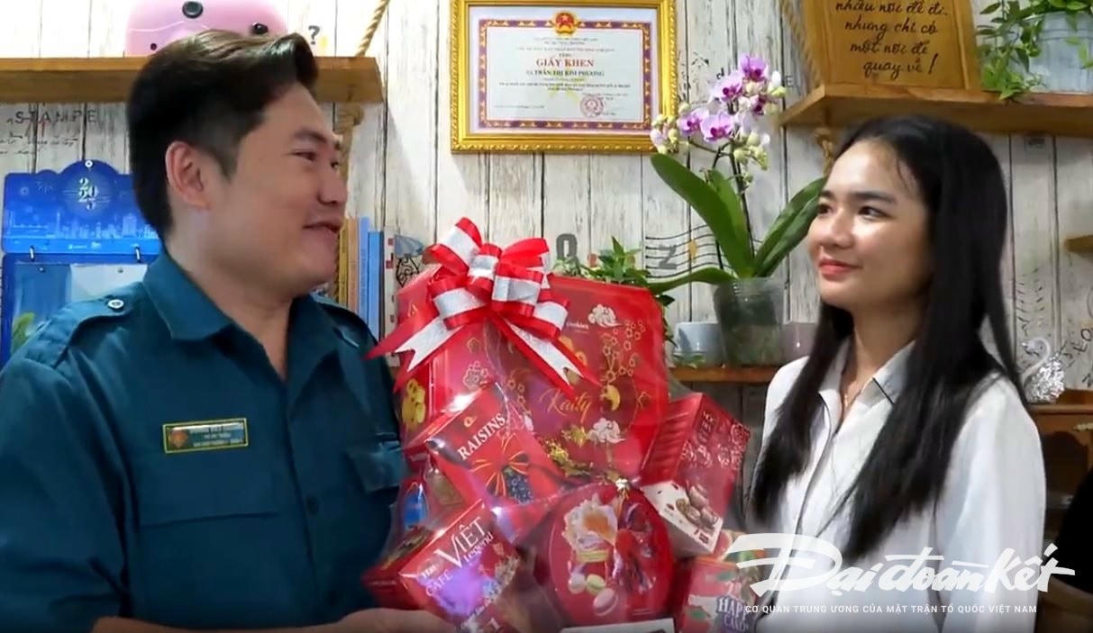Đảng viên trẻ Đỗ Phương Trang (SN 2001, hội viên Hội Liên hiệp Phụ nữ phường 4, quận 5) viết đơn tình nguyện vào bộ đội.